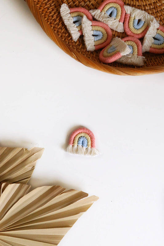 Macrame rainbow magnet: Pink